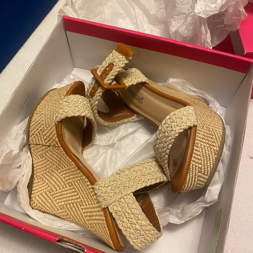 BEAUTIFUL PLATFORMS - Picture 3 of 5